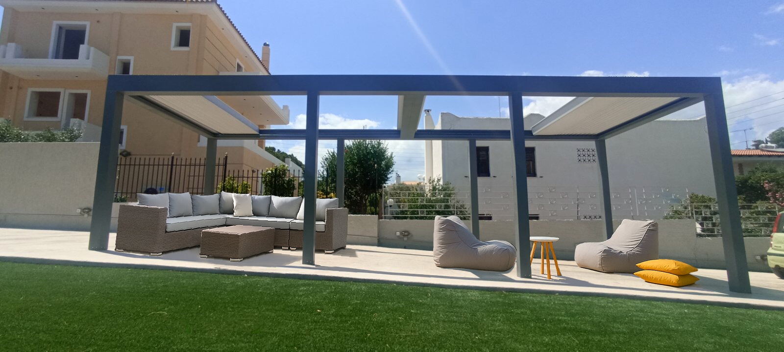The Cospibio Slide pergola transforms every outdoor space into a spot of relaxation and style. With movable louvers that retract, it offers absolute control over light and shade. Enjoy comfort, aesthetics, and durability…