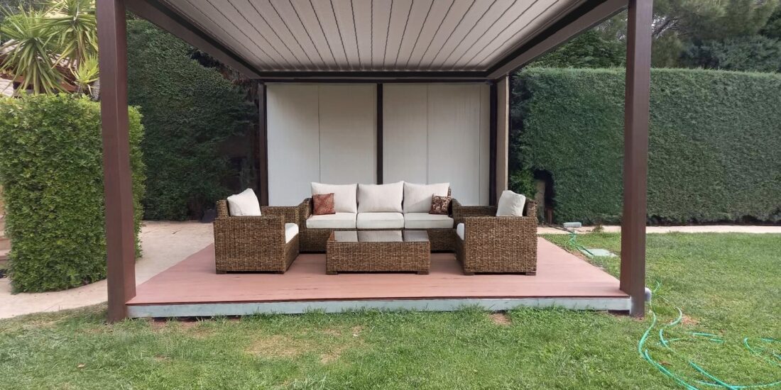 Modern technology and high aesthetics with the Bioclimatic Cosspibio-Flat pergola. Its flat louver and minimal design will turn your garden into your favorite retreat for enjoying life outdoors.