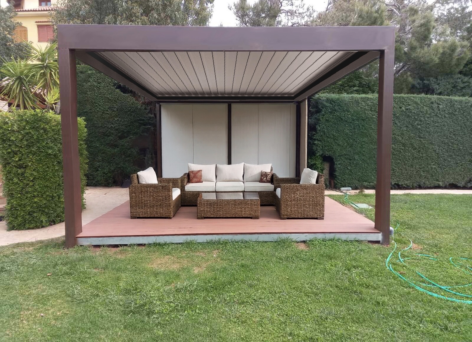 Modern technology and high aesthetics with the Bioclimatic Cosspibio-Flat pergola. Its flat louver and minimal design will turn your garden into your favorite retreat for enjoying life outdoors.